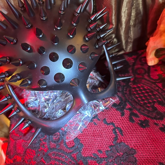 Black Spiked Mask OS - Picture 1 of 1